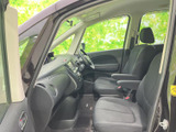 運転席からの視界は広く、周囲の状況を把握しやすい設計です。快適なドライビングをサポートする、こだわりの空間です。