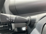 雨の日でもクリアな視界を確保。ワイパーレバーで簡単に操作でき、運転の安全性を高めます。間欠ワイパー機能も搭載しています。