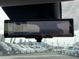 【デジタルルームミラー】車両後方カメラの映像をルームミラーに映すことが出来ます。 そのため、後席に人や荷物があって後方が見えづらい場合でもしっかり視界を確保することが出来ます。