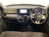車内は光触媒抗菌消臭施工済です。インパネ周りはスタイリッシュなデザインです。グローブボックスやカップホルダーのほかにトレーなどたくさんの収納スペースが付いています。