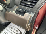 運転席・助手席の同じ位置に格納式のドリンクホルダーが付いています!取り出しやすい位置なのでとても便利です♪