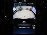 後方の映像を車内の11.6インチディスプレイに表示。 ステアリング操作に連動して動くガイドラインが、駐車や車庫入れをよりスムーズにサポート。狭いスペースでも安心して操作できる頼れる機能です。