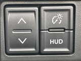 【ヘッドアップディスプレイ(HUD)】フロントウインドウガラスに走行情報を投影します。運転中の目線と重なるように表示されるので、少ない視線移動で速度が確認できるので、 ドライビングに集中できます!