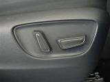 パワーシート搭載。微妙な調整が手軽にでき、ピッタリのポジションで運転することが可能です。