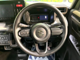 インテリアに合わせたデザインのステアリングは、運転される方のことも考え、運転しやすい形状、大きさです。是非一度、実際に触ってお確かめください。