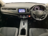 車内は光触媒抗菌消臭施工済です。スタイリッシュなデザインでスポーティなインパネ周りを演出します。グローブボックスやカップホルダーのほかにトレーなどたくさんの収納スペースが付いています。