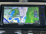 見やすい地図表示で、目的地までの道順をスムーズに案内。渋滞情報もリアルタイムで確認できるので安心です。