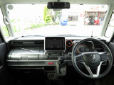 見晴らしのよい運転席と使いやすいインパネ周り♪フルセグナビやシートヒーターなど、快適装備も充実しています!