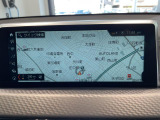 BMWのナビゲーションは操作性も良く、詳細な地図情報と交通状況を見やすく表示し、快適なドライビングをサポートしながら目的地までナビゲートします。