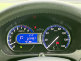 視認性の高いメーター類で、運転に必要な情報を的確に把握できます。走行距離や燃費など、様々な情報を確認可能です。