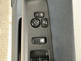狭い駐車場で便利な電動格納ドアミラーが付いています。
