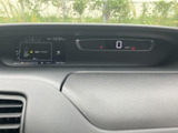 視認性の高いメーターで、運転に必要な情報を一目で確認できます。運転状況を把握しやすく、安全運転をサポートします。