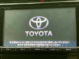 高精細なディスプレイが、運転中の情報提供をサポートします。直感的な操作性で、スムーズな目的地設定やオーディオ操作が可能です。快適なドライブを。