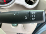 操作しやすいウインカーレバーで、安全な車線変更をサポートします。直感的に操作でき、スムーズな運転を可能にします。安心の運転を。