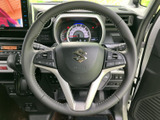 握りやすいステアリングは、運転操作をスムーズにします。快適なドライビングポジションを実現し、長距離運転も疲れにくい設計です。