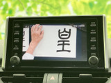 停車中には、TVの視聴も可能。待ち時間も快適に過ごせる機能です。同乗者の方も楽しめますね。