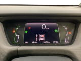 デジタル表示のスピードメーターとタコメーター、燃費やオドメーターなどの表示の他に、ホンダセンシング機能などの表示もできる多機能なマルチインフォメーション・ディスプレイです。