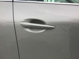 スマートキーを所持している状態でロックボタンを押すと、車両すべてのドアの解錠や施錠を行うことが出来ます。