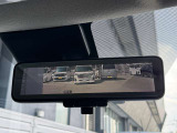 インテリジェントルームミラー☆後席に乗っている人や、大きな荷物を載せていると見にくくなりがちな後方視界。。こちらは車両後方のカメラ映像をミラーに映すので、天候にも影響されないクリアな後方視界を実現☆