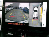 パノラミックビューモニター付きです。車両を上から見たような映像をディスプレイオーディオ画面に表示。運転席からの目視だけでは見にくい、車両周辺の状況をリアルタイムでしっかり確認できます。