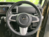 握りやすいステアリングが、運転操作をスムーズにします。操作しやすい位置に配置されたスイッチで、快適なドライブをサポートします。