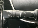 操作しやすい位置に配置されたウインカーレバー。スムーズな操作で、安全な車線変更をサポートします。視認性も高く、操作ミスを防ぎます。