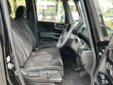 運転席周りは、シンプルで機能的なデザイン。操作性に優れた配置で、快適な運転をサポートします。広々とした空間も魅力です。