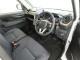 シンプルで使いやすいデザインの運転席です。