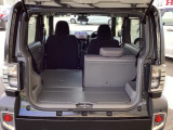 後席を前に倒せば、フラットな荷室に。キャンプ用品や大型荷物も積み込みやすくなります。