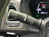 雨天時でもクリアな視界を確保するワイパーレバーです。操作も簡単で、運転に集中できます。安全運転をサポートする頼もしい相棒です。