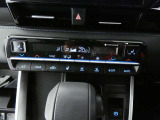フロントオートエアコン装備ですので常にお好みの温度に調整ができ車内を快適な空間に保ってくれます。