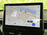 道に迷う心配は無用です。目的地までスムーズに導いてくれるナビゲーションシステムが搭載されています。高精細な地図表示で、運転がより快適になります。