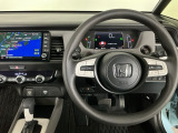 【ハンドル】運転にかかわる様々な操作を安全に行えるように視点移動が少なく操作性に配慮されたスイッチ類が凝縮されたコックピットです。