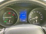 視認性の高いメーター類で、運転に必要な情報を的確に把握できます。洗練されたデザインも魅力です。