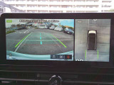 空から見下ろすような視点で、スムーズな駐車と安全確認をサポートする「アラウンドビューモニター」付です。