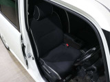 程よい硬さとホールド性が高いシートで長時間運転も快適です。