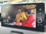 停車中にテレビや映像を楽しむことができます。休憩時間などにリラックスできる空間を提供します。