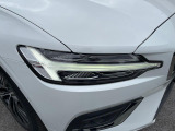 【LEDヘッドライト】悪天候や夜間走行時も良好な視界を確保し、安心して運転できる高輝度LEDヘッドライト!北欧神話に登場する「トールハンマー」をモチーフにした、一目でボルボとわかるデザインです。