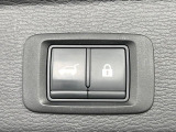 【パワーバックドア】スマートキーや運転席のボタンを押すだけでリアゲートが自動で開閉します!荷物を持っている時や、高い位置にあるバックドアを閉める際に便利な機能です♪