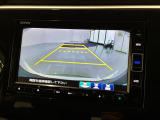 リバースギアに入れるだけで後方の表示へ切り替わります。夜間や雨の日の駐車も楽になりますよ。