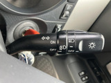 操作しやすいウインカーレバーは、スムーズな車線変更や右左折をサポートします。ヘッドライトの操作も一箇所にまとまっており、直感的に操作できます。
