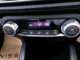 運転席からオートスライドドアの操作ができます。