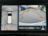 上空から見下ろしているかのような映像をディスプレイに映し出し、スムースな駐車をサポートします。画面は「トップビュー」のほか「サイドブラインドビュー」への切り換えが可能。ますます安心です