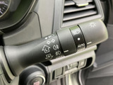 操作しやすいウインカーレバーで、安全な車線変更をサポートします。直感的な操作性で、運転に集中できます。