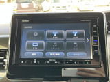 ラジオやCD、外部入力など、多彩なソースを楽しめます。長距離ドライブも飽きさせない、充実のオーディオ機能です。