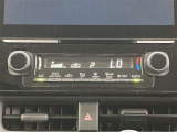 オートエアコンは温度を設定するだけで、自動で風量などを設定してくれます。運転しながら操作も必要ないので、安全性も向上します。