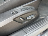 【運転席パワーシート】リクライニングからシートリフターまで、スイッチ一つで簡単にシートの微調整が可能!自分に最適なシートポジションにセットして、快適なドライブをお楽しみください。