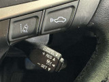 クルーズコントロール機能が付いています。 速度を設定するとアクセルを踏まなくても一定の速度で走ることができます。  高速道路ではとても便利な装置なんです。