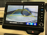 リバースギアに入れるだけで後方の表示へ切り替わります。夜間や雨の日の駐車も楽になりますよ。