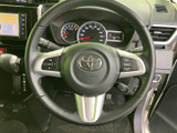 握りやすいステアリング形状で、運転操作を快適にサポート。オーディオやハンズフリー通話のスイッチも搭載されており、運転中でも安全に操作できます。
